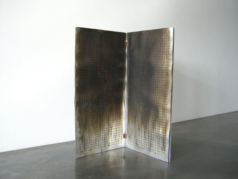 Bernard Aubertin, „Grand livre de feu“, 1961. Aluminium und Holz, 104 x 104 cm, © VG Bild-Kunst Bonn, 2024