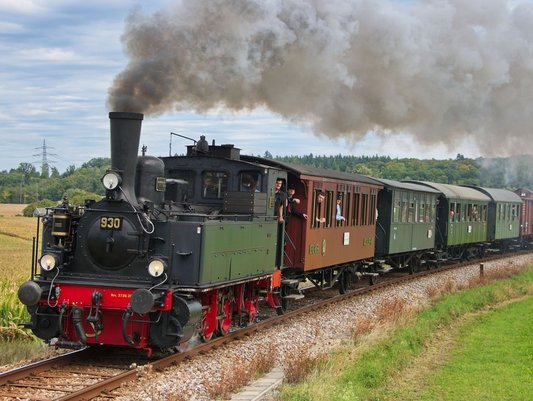Auf dem Bild ist die württembergische T3 Nr. 930 des SAB-Vereins (Baujahr 1905) mit dem historischen Dampfzug unterwegs durchs Ländle. Aufnahme: Andreas Bickel, © SAB e.V.