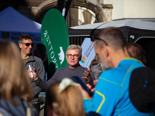 Eröffnung der Schwäbischen Alb Wandertage v.l.n.r. Benjamin Rahn (Globetrotter Stuttgart) und Bürgermeister Rebmann