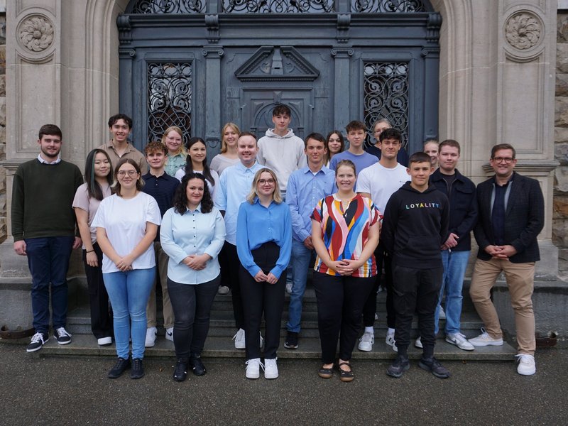 Ausbildungsleiter Marcus Vogel (g.r.), der Vorsitzende der Auszubildendenvertretung (g.l.) und zwei Kolleginnen des Landratsamtes (h.r.) mit den neuen Auszubildenden und Studierenden des Landratsamtes. Foto: Landratsamt Reutlingen