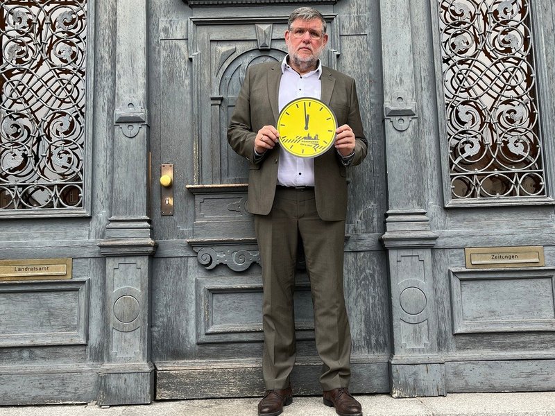 Foto: Landrat Dr. Ulrich Fiedler vor dem Landratsamt Reutlingen (Fotoquelle: Landratsamt Reutlingen)