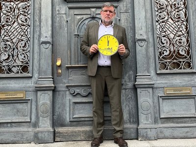Foto: Landrat Dr. Ulrich Fiedler vor dem Landratsamt Reutlingen (Fotoquelle: Landratsamt Reutlingen)