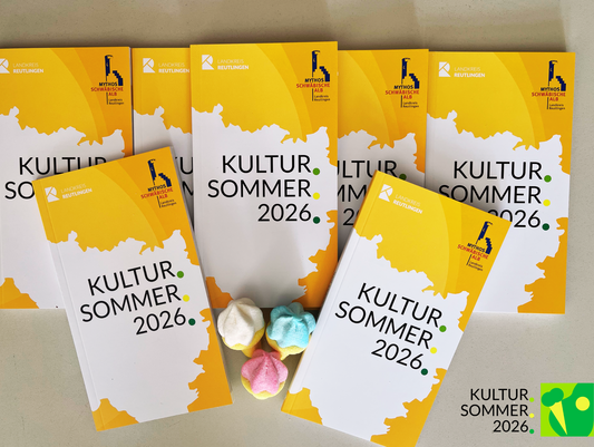 Foto: Der diesjährige KULTUR.SOMMER. präsentiert sich mit den stolzen 90 Seiten voller Kultur. (Fotoquelle: Landratsamt Reutlingen)