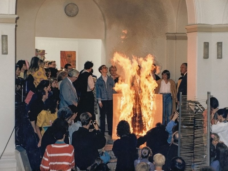 Bernard Aubertin, Feueraktion im Leopold-Hoesch-Museum Düren (1990), © VG Bild-Kunst Bonn, 2024
