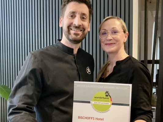 Bild: Michael und Anja Bischoff vom Hotel Bischoffs freuen sich über die erneute Auszeichnung als „Qualitätsgastgeber Wanderbares Deutschland“ | © Bad Urach Tourismus