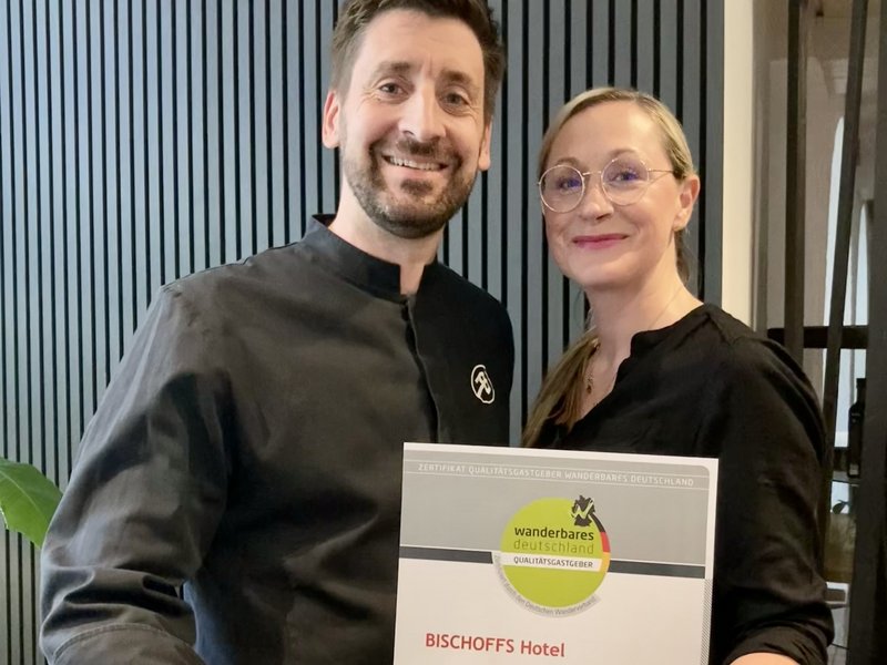 Bild: Michael und Anja Bischoff vom Hotel Bischoffs freuen sich über die erneute Auszeichnung als „Qualitätsgastgeber Wanderbares Deutschland“ | © Bad Urach Tourismus