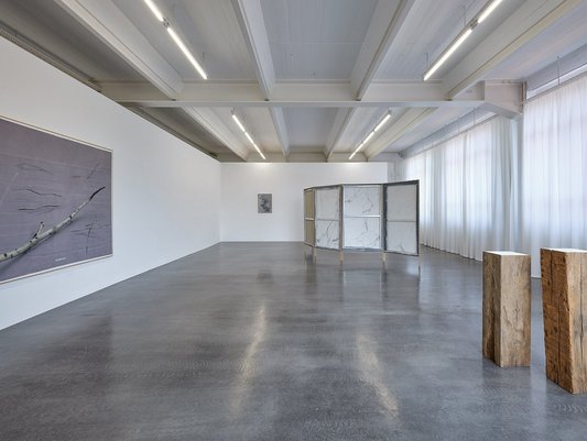 Ausstellungsansicht “Falscher Marmor und glühende Sterne”, Foto: Holger Kube Ventura, Kunstmuseum Reutlingen | konkret.