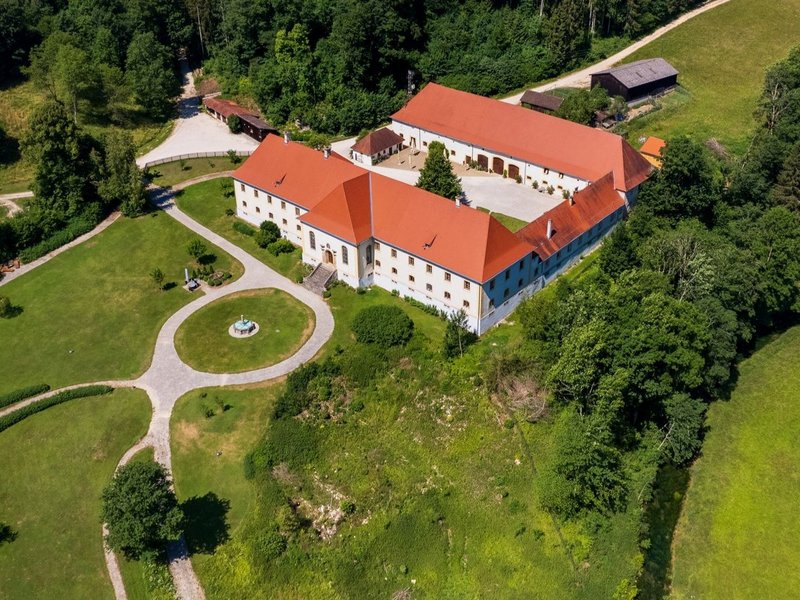 Die drei angehängten Fotos zeigen Schloss Lichtenstein, Ruine Hohenwittlingen und Schloss Ehrenfels (Fotoquelle: Kreisarchiv Reutlingen; Horst Guth)