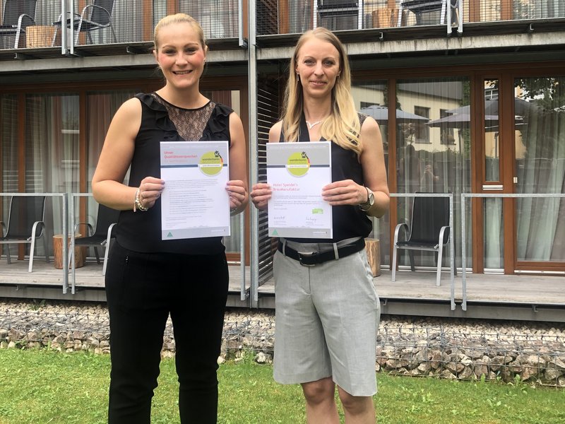 Christina Speidel (rechts) erhält Urkunde von Sarah Reinhardt (links) © Mythos Schwäbische Alb