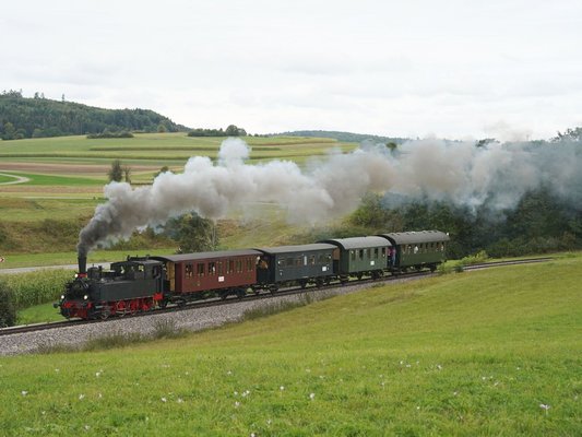 Auf dem Bild ist die württembergische T3 Nr. 930 des SAB-Vereins mit dem historischen Dampfzug unterwegs auf der Steigung zwischen Engstingen und der Haidkapelle. Aufnahme: Bernd Weckler, © SAB e.V.