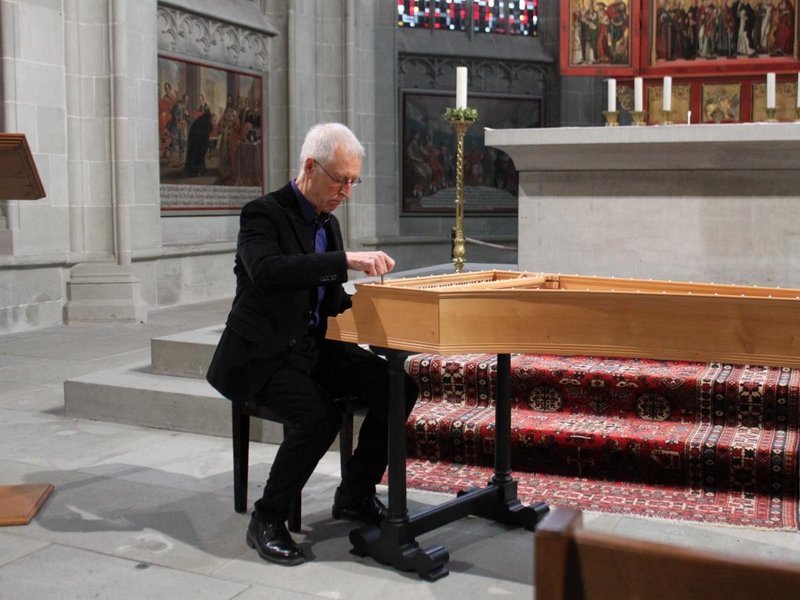 Alfred Gross beim Stimmen des Cembalos. Foto: privat