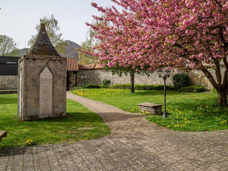 Foto: Denkmal für die Gefallenen des 1. Weltkriegs in Lichtenstein-Unterhausen. (Fotoquelle: © Kreisarchiv Reutlingen; Horst Guth)