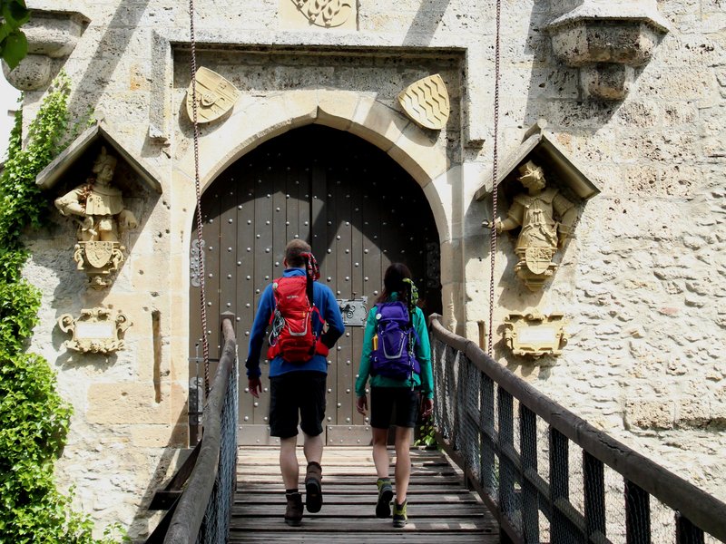 Wanderer auf der Hängebrücke zu Schloss Lichtenstein © Schwäbische Alb Tourismus, Foto: Julia Metzmann