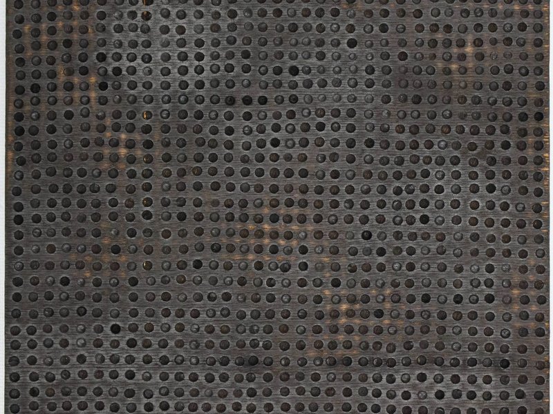 Bernard Aubertin, „Pyropoème“ (1987/88), verbranntes Holz, 32 x 24 cm, © VG Bild-Kunst Bonn, 2024