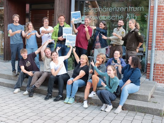 Mitarbeitende der Geschäftsstelle Biosphärengebiet Schwäbische Alb mit dem Antrag auf UNESCO-Anerkennung; Fotografie: Geschäftsstelle Biosphärengebiet Schwäbische Alb.
