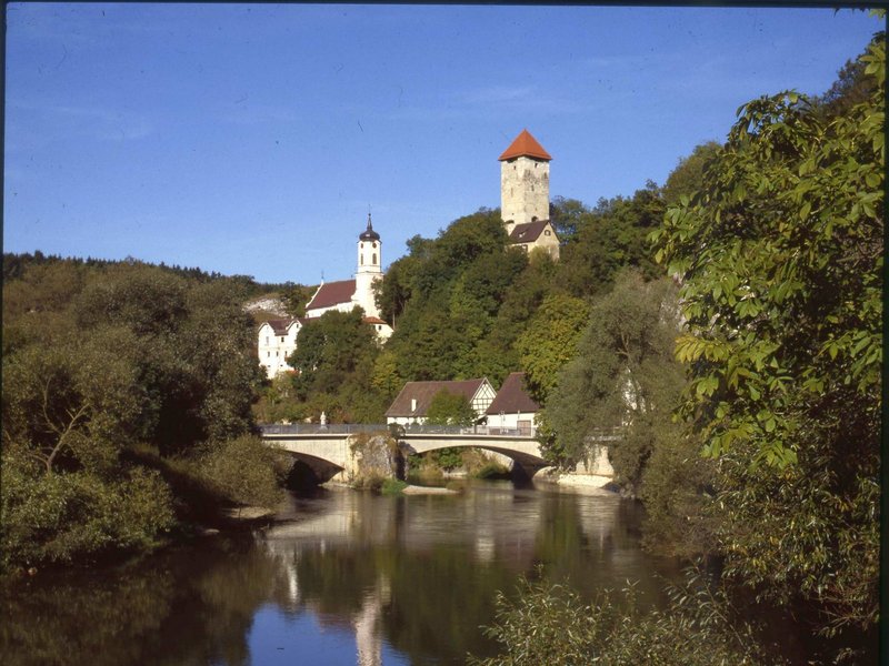 Rechtenstein: Die „rechte Burg“ der Herren vom Stein und ein barockes Juwel über der Donau; Fotografie: Günter Schmitt, Kreisarchiv Reutlingen.