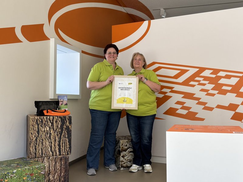 Familiensüden Urkunde © Bad Urach Tourismus (v.l.n.r: Frau Tanja Eisenlohr, Frau Gabriele Mai)