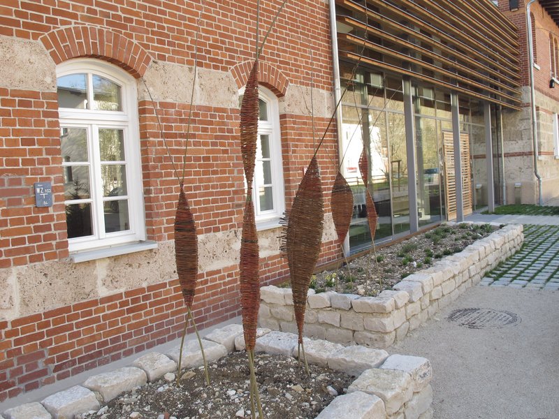 Die selbstgemachten Deko-Stelen aus Weide sind ein Blickfang in jedem Garten oder Hauseingang. Foto: Monika Frischknecht