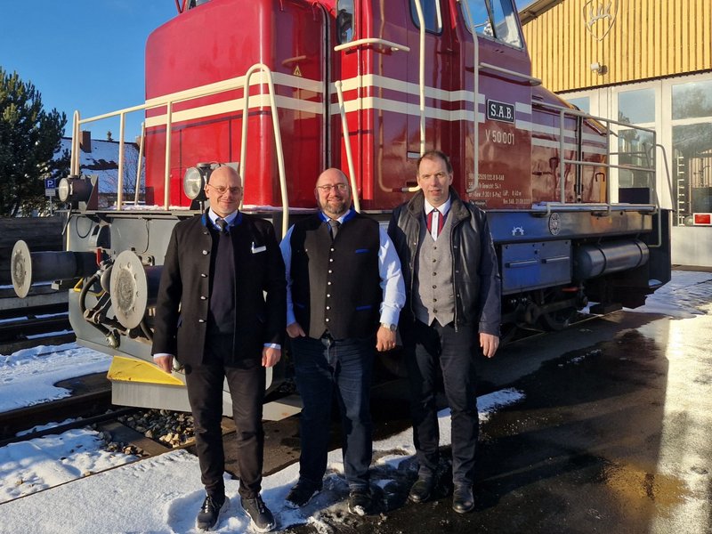 v.l.n.r: Der ausscheidende Geschäftsführer Bernd-Matthias Weckler Der bisherige Prokurist und neue Geschäftsführer Jens Hojdar Eisenbahnbetriebsleiter und Geschäftsführer Jens Fehrenbach, © SAB GmbH