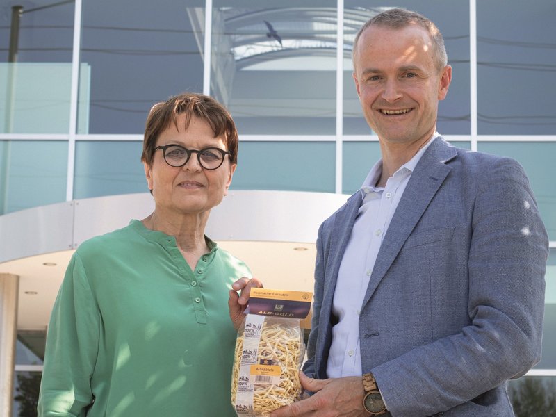 Irmgard Freidler (ALB-GOLD) und Louis Schuman (SAT) besiegelten die Verlängerung der Sponsoring-Partnerschaft in Trochtelfingen; Foto/Copyright: ALB-GOLD, Fotograf: Matthias Klumpp