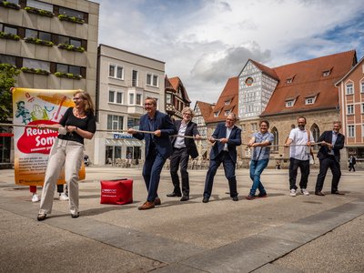 v.l.n.r. Anke Bächtiger,  Kulturamtsleiterin Stadt Reutlingen; Peter Wilke, Leiter Amt für Wirtschaft und Immobilien; Alexander Kreher, Finanz- und Wirtschaftsbürgermeister; Thomas Keck, Oberbürgermeister der Stadt Reutlingen; Christian Wittel, Vorsitzender RTaktiv e.V.; Uwe Grauer, Vorstand RGI e. V.; Thorsten Kausch, Geschäftsführer Stadtmarketing und Tourismus Reutlingen GmbH