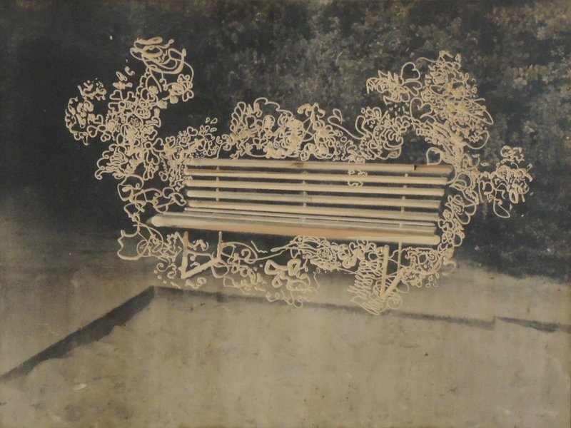 Ulrich Görlich / Olaf Metzel, „Holzschnitt (Bank)“, 1990. Holzrelief, Kunstmuseum Reutlingen. Foto: Kunstmuseum Reutlingen, © VG Bild-Kunst, Bonn 2024.
