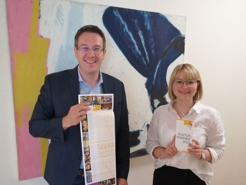 Foto: Dr. Marco Birn und Antje Kochendörfer stellen die Broschüre KULTUR.SOMMER.2023. vor, die auch dieses Jahr in Kooperation mit Mythos Schwäbisch Alb entstanden ist. (Quelle: Kreisarchiv Reutlingen)
