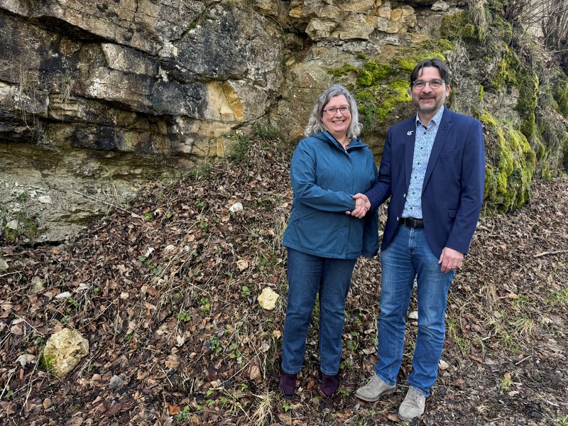 Ulrich Ruckh, Vorsitzender des UNESCO Global Geopark Schwäbische Alb, gratuliert Iris Bohnacker zur neuen Aufgabe als Geschäftsführerin.