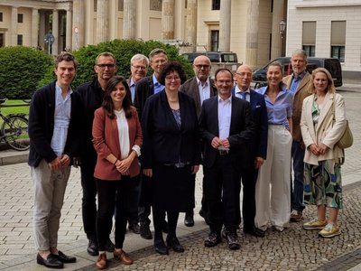 Auf dem Pressefoto sind zu sehen (v.l.n.r): Philipp Virag, Gastgeber und Eigentümer von Schloss Lanke; Jens Spanjer, erster Vorsitzender Schlösser und Gärten in Deutschland e. V.; Anisha Schröder Projektkoordinatorin Förderprogramm; Philipp Sattler, Schlösser und Gärten in Deutschland e. V.; Dr. Steffen Skudelny, Vorstand Deutsche Stiftung Denkmalschutz; Dr. Ulrike Wendland, Geschäftsführerin Deutsches Nationalkomitee für Denkmalschutz; Dr. Achim Krekeler von Krekeler Architekten Generalplaner GmbH, Kathrin Anselm; Norbert Kunz, Geschäftsführer des Deutschen Tourismusverbands; Michael Hörrmann, Schlösser und Gärten in Deutschland e. V.; Kathrin Anselm, General Manager DACH, CEE & CIS bei Airbnb; Ferdinand Graf Luckner, Fotograf; Anna Gräfin Stauffenberg, Designerin