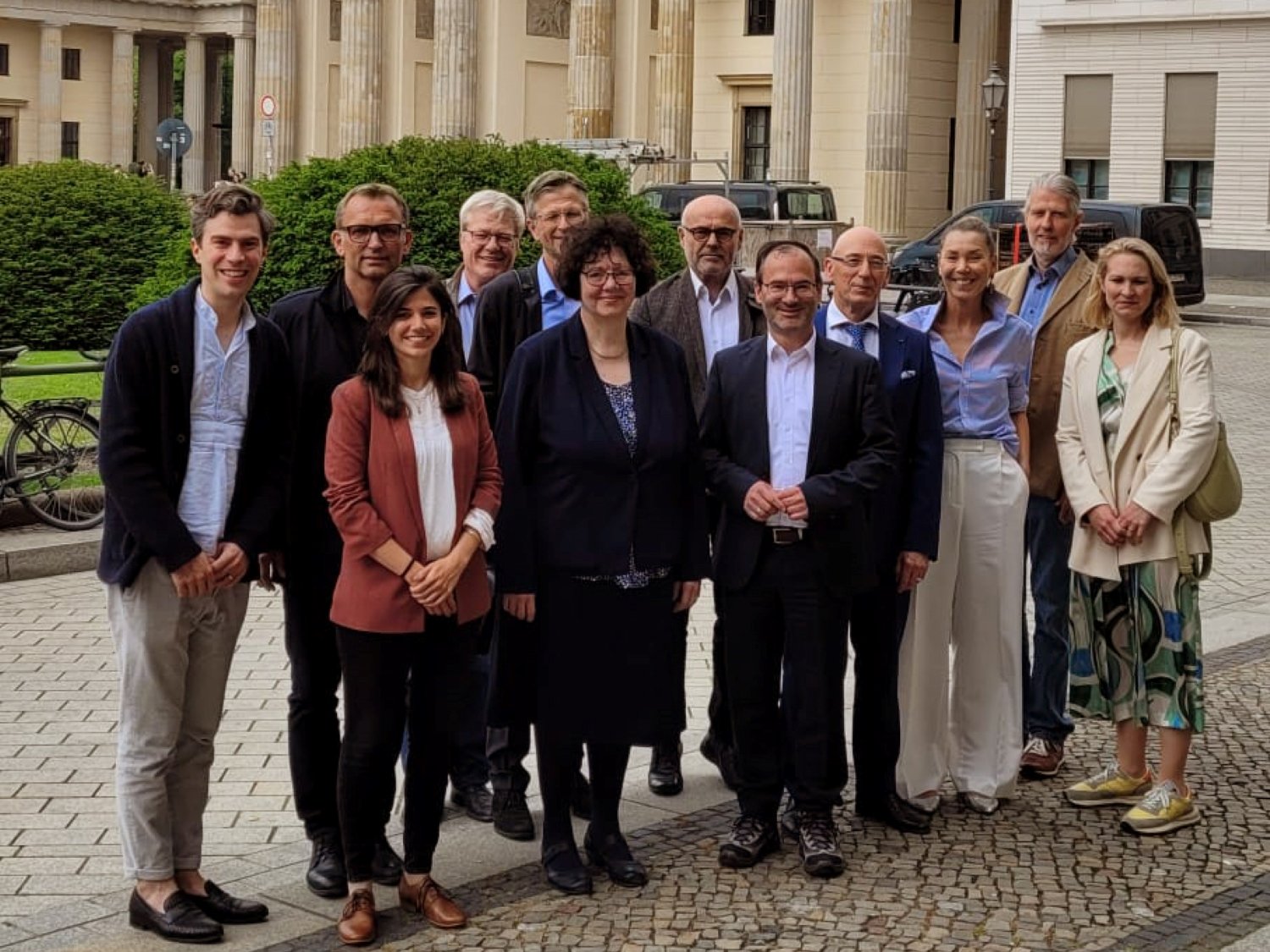 Auf dem Pressefoto sind zu sehen (v.l.n.r): Philipp Virag, Gastgeber und Eigentümer von Schloss Lanke; Jens Spanjer, erster Vorsitzender Schlösser und Gärten in Deutschland e. V.; Anisha Schröder Projektkoordinatorin Förderprogramm; Philipp Sattler, Schlösser und Gärten in Deutschland e. V.; Dr. Steffen Skudelny, Vorstand Deutsche Stiftung Denkmalschutz; Dr. Ulrike Wendland, Geschäftsführerin Deutsches Nationalkomitee für Denkmalschutz; Dr. Achim Krekeler von Krekeler Architekten Generalplaner GmbH, Kathrin Anselm; Norbert Kunz, Geschäftsführer des Deutschen Tourismusverbands; Michael Hörrmann, Schlösser und Gärten in Deutschland e. V.; Kathrin Anselm, General Manager DACH, CEE & CIS bei Airbnb; Ferdinand Graf Luckner, Fotograf; Anna Gräfin Stauffenberg, Designerin