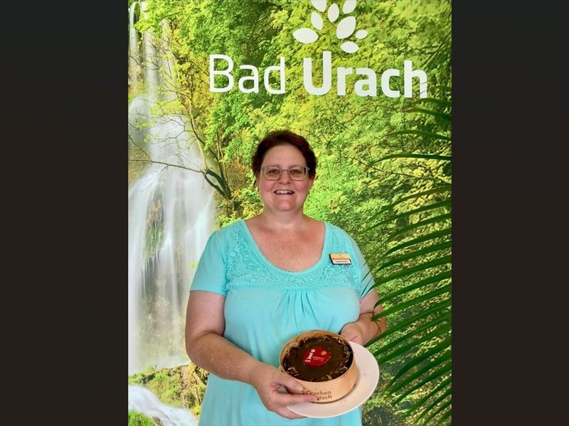 Tanja Eisenlohr von der Kurverwaltung Bad Urach mit dem Jubiläumskuchen des Deutschen Tourismusverbands | Credit: Bad Urach Tourismus