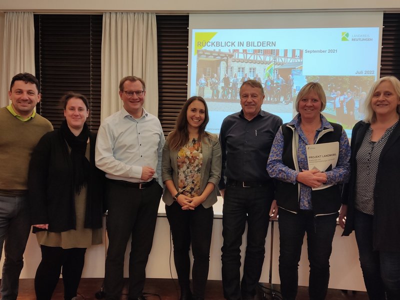 Foto: LRA Reutlingen - V.l.n.r.: Hans-Peter Engelhart, Rebecca Hummel (beide Stadt Münsingen), Mario Storz (Engstingen), Jessica Baisch-Nipatsiripol (Landratsamt Reutlingen), Thomas Noack (Stadt Münsingen), Karin Blum, G Gruppenfoto des Abschlussworkshops zum LandMobil-Projekt. V.l.n.r.: Hans-Peter Engelhart, Rebecca Hummel (beide Stadt Münsingen), Mario Storz (Engstingen), Jessica Baisch-Nipatsiripol (Landratsamt Reutlingen), Thomas Noack (Stadt Münsingen), Karin Blum, Gabriele Queisser (beide Landratsamt Reutlingen)
