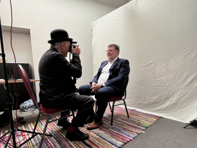 Landrat Dr. Ulrich Fiedler hat sich am Tag der Kreisgeschichte für das Kunstprojekt „Der Landkreis lächelt“ fotografieren lassen. (Bildquelle: Landratsamt Reutlingen /Jacqueline Laci)