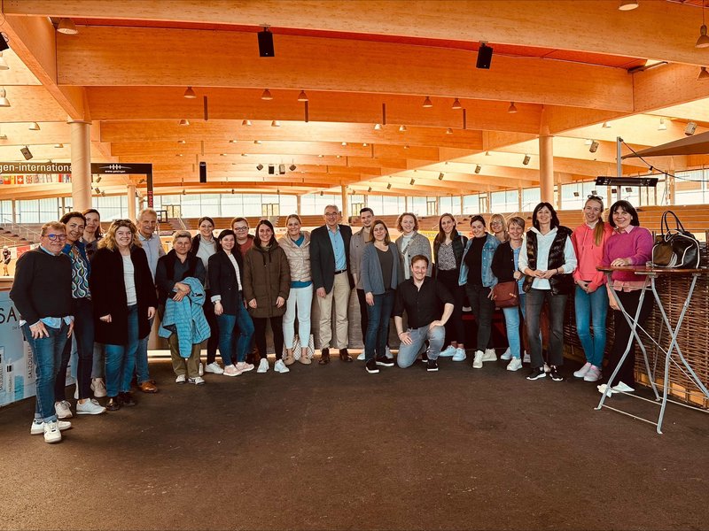 Das SAT-Team mit den Mitgliedern des SAT-Marketing-Ausschusses in der Arena Geisingen, Copyright: Schwäbische Alb Tourismus