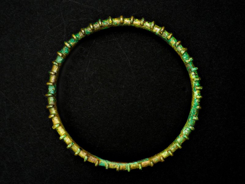Foto: Bronzener Fußring, La-Tène-Zeit (450-15 v. Chr.), Fundort: Eningen u./A., Rangenberg, Historische Museen Reutlingen