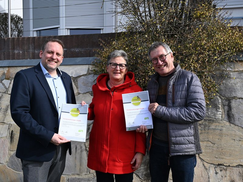 v.l.n.r Tourismuschef Simon Heß, Martina und Eberhard Eisele © Bad Urach Tourismus
