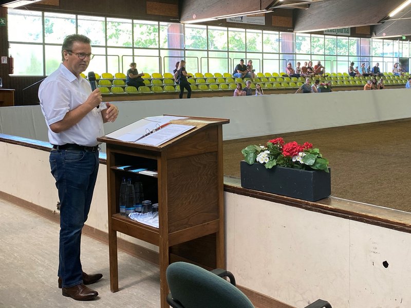Minister Peter Hauk begrüßt die Zuschauer zum ersten Spommerferienprogramm in Marbach (Foto: Gille-Eberhardt)