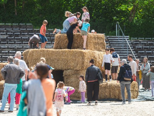 Klettern, Toben, Entdecken: Strohburg sorgte für strahlende Kinderaugen (Foto: TomsPic)