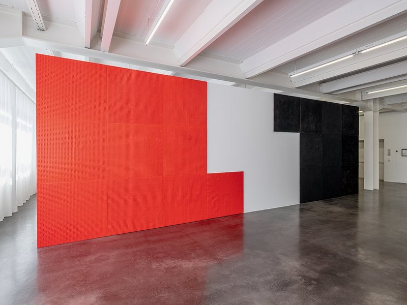 Bernard Aubertin, „Le deuxième mur d'Allemagne“ (1988-1993), 27 × lackiertes Aluminium (je 100 × 100 cm), 27 × verbranntes Holz (je 100 × 100 cm), Kunstmuseum Reutlingen | konkret, 2024. Foto: Holger Kube Ventura, © VG Bild-Kunst, Bonn 2024