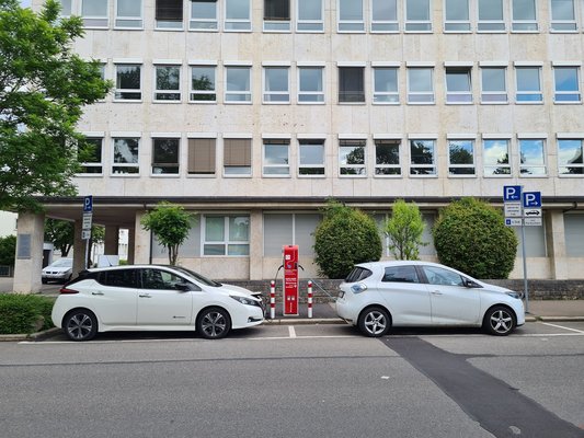Foto: E-Autos an einer Ladesäule (Fotoquelle: Landratsamt Reutlingen)