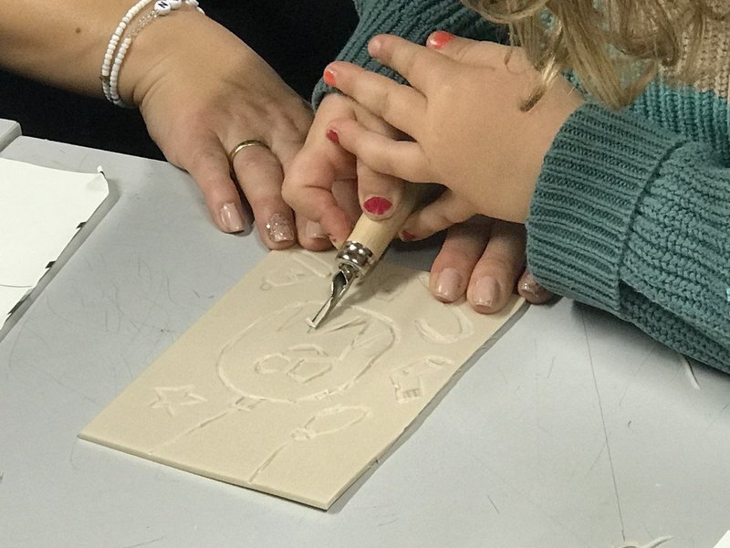 Drucken ausprobieren am Familiensonntag. Foto: Kunstmuseum Reutlingen.