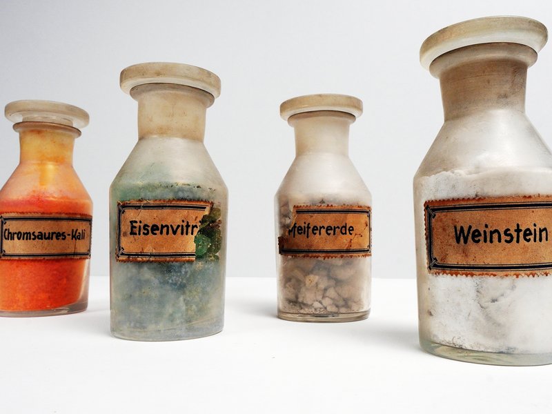 Glasbehälter mit Färbepulver der Färberei Haux, 1. Hälfte 20. Jahrhundert, Historische Museen Reutlingen