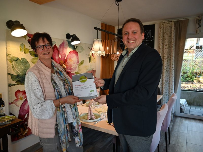 Bild: Ingrid Kuhnle und Simon Heß im Gastraum des Gästehauses | © Bad Urach Tourismus