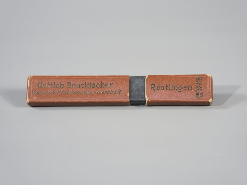 Messerhülle der Messerschmiede G. Brucklacher, Katharinenstraße 4, 1920-1940, Heimatmuseum Reutlingen