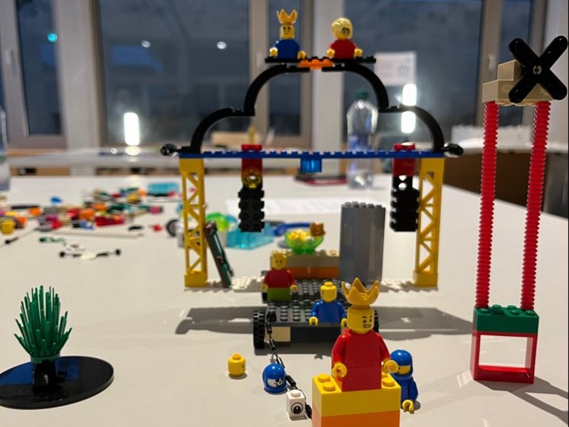 Foto: Beim vierten und letzten cReaTor cube Workshop in Pfullingen haben die Teilnehmenden dieses Modell einer Bühne aus Lego gebaut. (Bildquelle: Kreisarchiv Reutlingen, Jacqueline Laci)