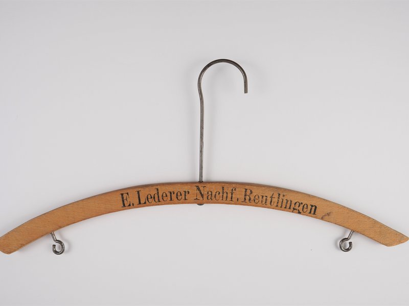 Foto: Kleiderbügel des Bekleidungsgeschäfts Lederer, Historische Museen Reutlingen, Inv.-Nr. 2023/0102