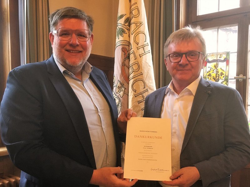 Foto: Landrat Dr. Ulrich Fiedler überreicht Bürgermeister Elmar Rebmann eine Dankurkunde zum Dienstjubiläum (Quelle: Stadt Bad Urach)