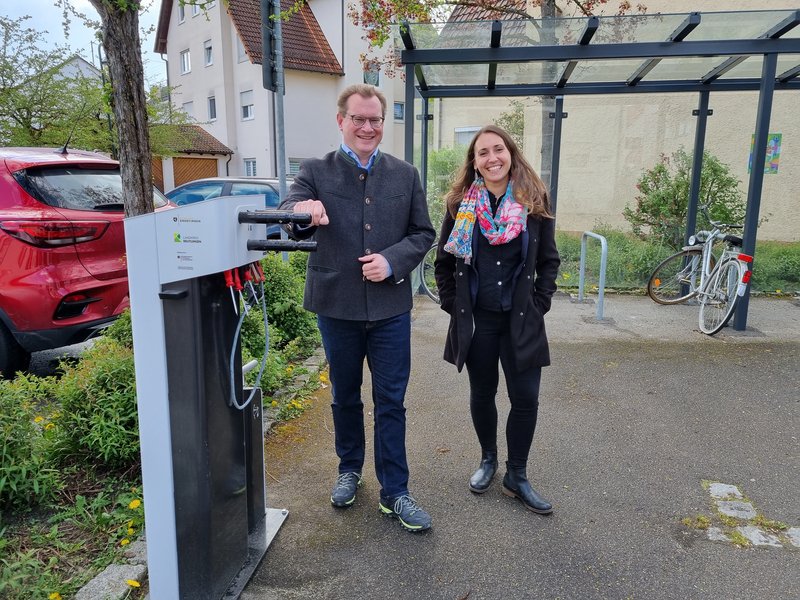 Foto:Gemeinde Engstingen - Mario Storz, Bürgermeister der Gemeinde Engstingen und Jessica Baisch-Nipatsiripol, Projektleiterin aus dem Landratsamt Reutlingen